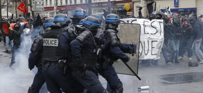 Los manifestantes se enfrentan a policías antidisturbios durante una protesta en París.