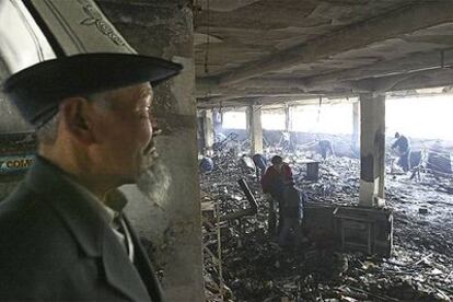 Un hombre observa los destrozos en un centro comercial de Bishkek, capital de Kirguizistán, saqueado durante la revuelta.