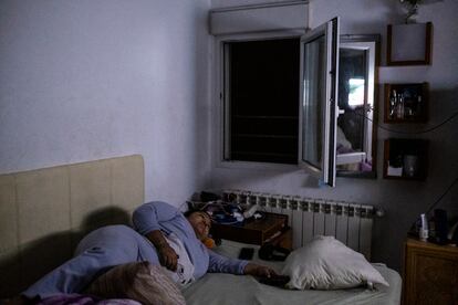 Después de cenar con su familia, Nelsi Ayala se acuesta para ver una serie de Netflix.