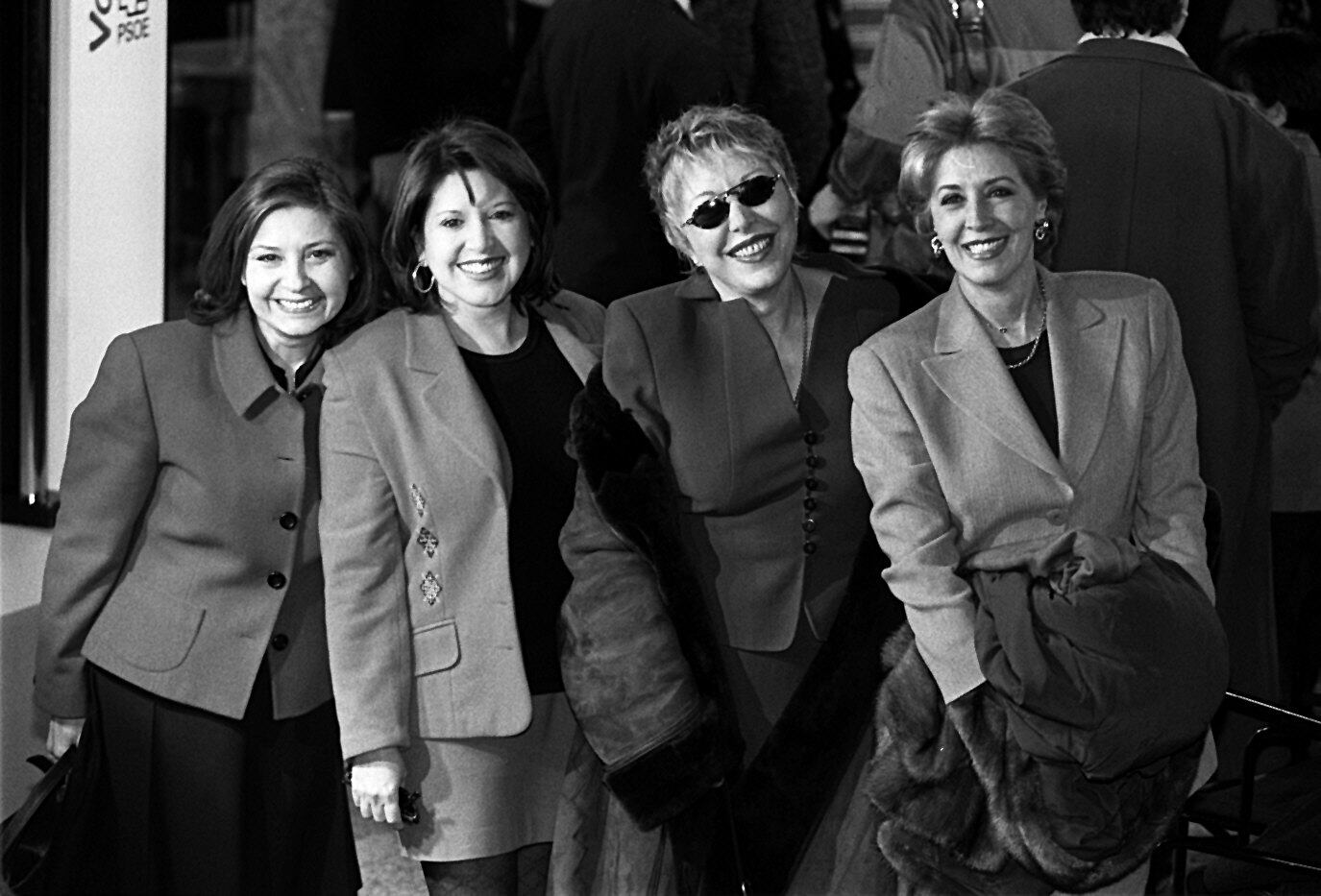 De izquierda a derecha, Tina Sanz, Loles León, Rosa María Sardá y Concha Velasco, en un acto de campaña del PSOE para las elecciones legislativas de 1996. 