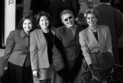 De izquierda a derecha, Tina Sanz, Loles León, Rosa María Sardá y Concha Velasco, en un acto de campaña del PSOE para las elecciones legislativas de 1996. 