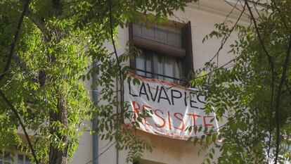 Una de las pancartas que cuelga de un balcón de Lavapiés. ZAVAN FILMS