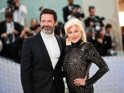 Hugh Jackman y Deborra-Lee Furness, en la alfombra roja de la gala del Met, celebrada el 1 de mayo de 2023 en Nueva York.