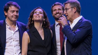 Alfonso Fernández Mañueco, Isabel Díaz Ayuso, Pablo Casado y Alberto Núñez Feijóo, durante la clausura de la Convención Nacional del PP en el Palau de les Arts de Valencia el 1 de octubre de 2021.