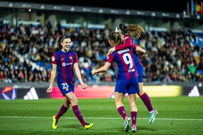 Jugadoras del FC Barcelona femenino festejan un tanto frente al Real Madrid.