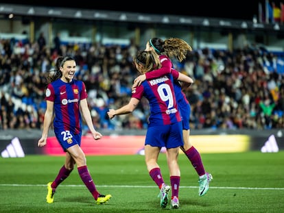 Jugadoras del FC Barcelona femenino festejan un tanto frente al Real Madrid.