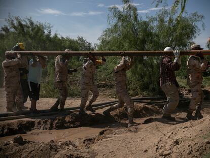Soldados mexicanos junto a familiares de los mineros durante la operación de rescate en la comunidad de Agujita, municipio de Sabinas, Coahuila, el 5 de agosto.