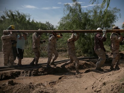 Soldados mexicanos junto a familiares de los mineros durante la operación de rescate en la comunidad de Agujita, municipio de Sabinas, Coahuila, el 5 de agosto.