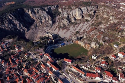 Vista aérea do estádio Gospin Dolac em Imotski (Croácia).