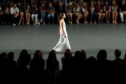 Aunque las colecciones de Ángel Schlesser siempre están orientadas a la ropa del día a día, en esta ocasión se ha centrado más en vestidos y trajes que puedan servir para momentos formales. "Es lo que más me piden los nuevos clientes que entran en mi tienda", explicaba el diseñador entre bambalinas.