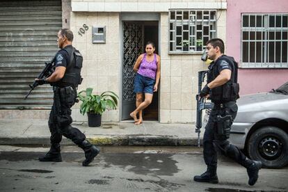 Policías de la CORE (Coordinadora de Recursos Especiales de la Policía Civil) patrullan las calles del Complexo da Maré, en Río de Janeiro.