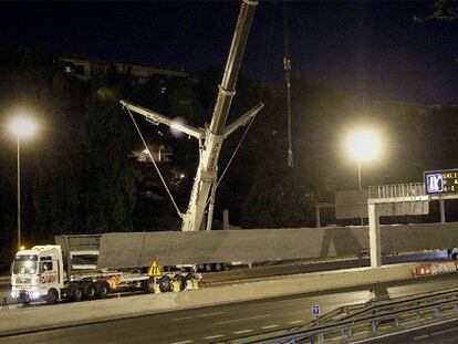 Un camión transporta una de las pasarelas que serán colocadas sobre la M-30. La imagen está tomada en la zona de Ventas esta madrugada.