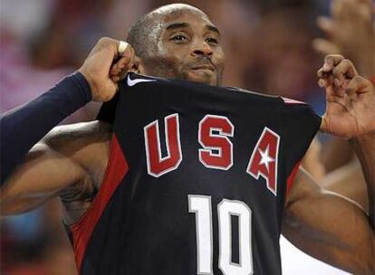 Kobe Bryant festeja el triunfo de Estados Unidos en la final de los Juegos Olímpicos de Pekín 2008.