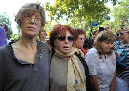 La cantante británica Jane Birkin (izquierda) y la artista francesa Regine, se manifiestan ante el Ministerio de Inmigración contra las expulsiones de gitanos, en París.