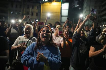 Simpatizantes de Edmundo González gritan consignas fuera de un colegio electoral.