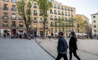 Terrazas en la plaza de la Paja, en el barrio de La Latina (Madrid).