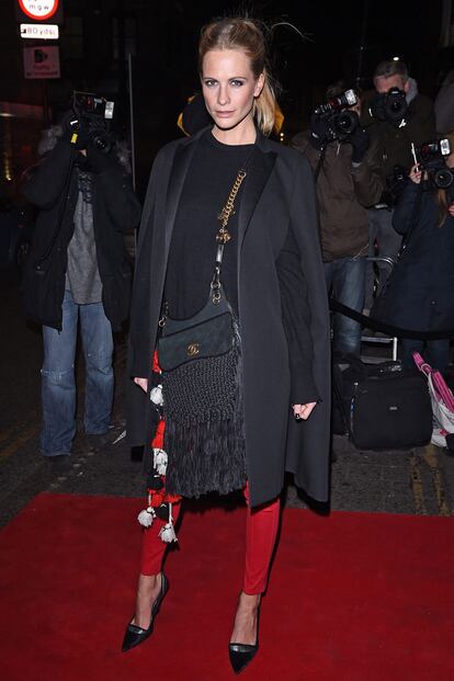 Su hermana Poppy, tampoco quiso perderse el evento, y se marcó un look más estiloso y original que el de Cara. El bolso de Chanel con borlas fue el protagonista de su elección.