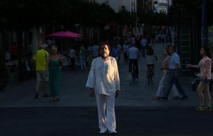 El cantaor Manuel Molina, en el barrio sevillano de Triana, donde creció, en una imagen de julio de 2014.