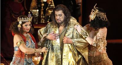 Pl&aacute;cido Domingo, en el ensayo de la &oacute;pera Tha&iuml;s, de Jules Massenet, en el Palau de les Arts. 