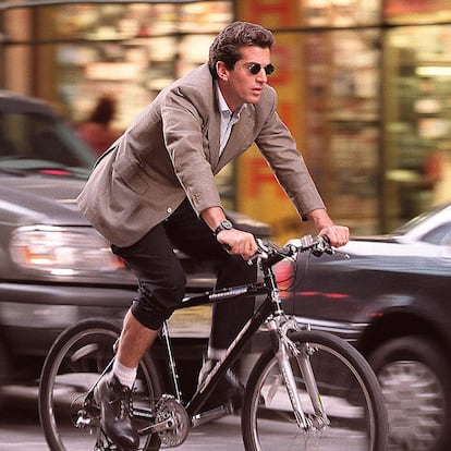 John John fotografiado en bicicleta en Nueva York.
