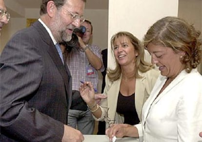 Rajoy entrega su voto durante la reunión de la Junta Directiva Nacional del partido.