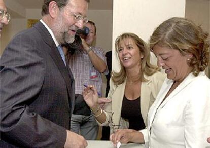 Rajoy entrega su voto durante la reunión de la Junta Directiva Nacional del partido.