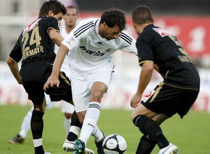 Van Nistelrooy intenta desbordar a la defensa del Lask.