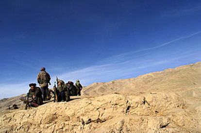 Combatientes de la Alianza, sentados las colinas del frente de Janabad.
