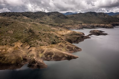 Vista aérea del bajo nivel del embalse de Chuza en el páramo de Chingaza (Colombia) el 1 de Octubre del 2024. 