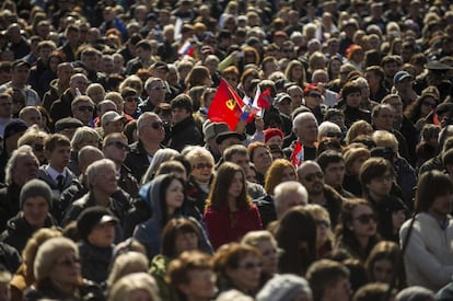 Congregación de gente en una plaza de Sebastopol, para ver el discurso televisado de Vladimir Putin, tras la anexión de Crimea a Rusia.