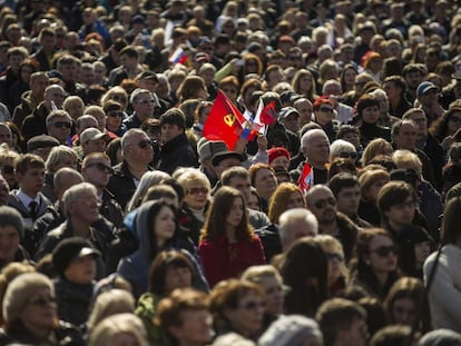 Congregación de gente en una plaza de Sebastopol, para ver el discurso televisado de Vladimir Putin, tras la anexión de Crimea a Rusia.