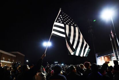 Manifestantes en Ferguson tras conocer la decisión del gran jurado sobre el 'caso Brown'. Obama pide calma a los manifestantes y contención a la policía.