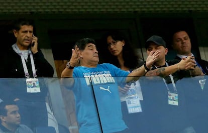 Con el 1-0 anotado por Messi, Maradona extendió los dos brazos al cielo mientras celebraba el tanto que adelantaba a la selección argentina.