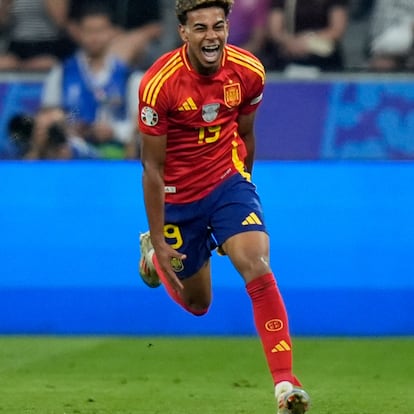 Lamine Yamal celebra después de marcar el gol a Francia.