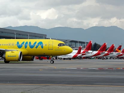 Un avión de Viva Air en el Aeropuerto El Dorado, en Bogotá (Colombia), el 28 de febrero de 2023.
