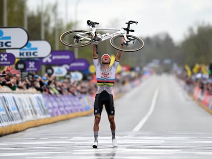 Matthieu Van der Poel celebra su victoria en Flandes sujetando su bicicleta en alto nada más cruzar la meta.