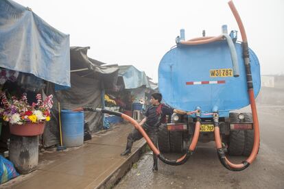Estos barrios, llamados 'pueblos jóvenes', reciben dos veces por semana la visita de un camión cisterna para aprovisionarse de agua.