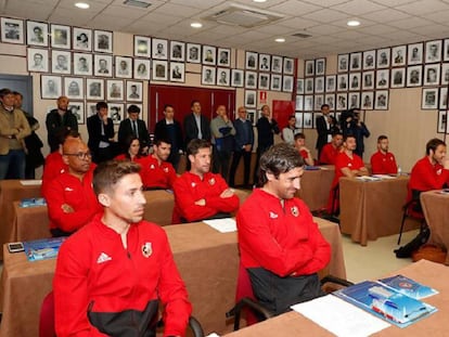 Varios exjugadores en el curso de entrenadores de la federación.