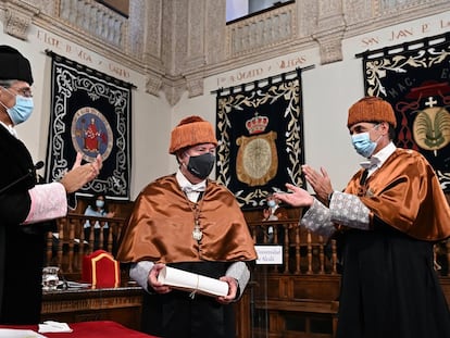 Peridis, entre el rector de la Universidad de Alcalá de Henares, José Vicente Saz (de negro), y el profesor Enrique Castaño.