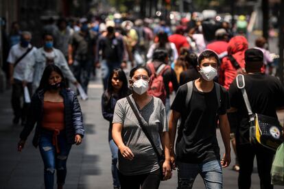 Varias personas en la avenida José María Pino Suárez, en el Centro Histórico de la Ciudad de México.