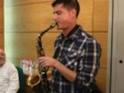 Málaga musician plays sax during his own brain tumor surgery to help doctors safeguard specific regions