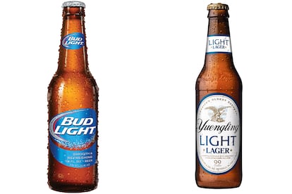 Estados Unidos


La que te van a poner:
Bud Light, la más vendida del continente.

La que deberías probar:
Cualquiera de la familia Yuengling, la cervecera con mayor solera de Estados Unidos. Y servida en vaso, claro.