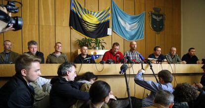 Grupos separatistas de Slaviansk libertaram a um dos oito observadores militares europeus retidos na zona, depois de comparecer em uma coletiva de imprensa. O libertado, um sueco, sofre diabetes.