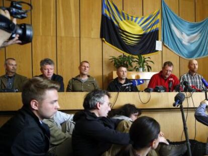 Grupos separatistas de Slaviansk libertaram a um dos oito observadores militares europeus retidos na zona, depois de comparecer em uma coletiva de imprensa. O libertado, um sueco, sofre diabetes.