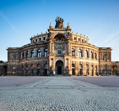 Semperoper (Dresde, Alemania). Inaugurado en 1841, es uno de los teatros de ópera alemanes más famosos y acogió estrenos de obras célebres de Richard Strauss, Carl María von Weber y Richard Wagner. Se organizan visitas guiadas de 45 minutos casi a diario, pero los horarios dependen de los ensayos y las actuaciones. El Semperoper original sucumbió al fuego apenas tres décadas después de inaugurarse. Tras su reapertura en 1878, vivió una época de gran esplendor hasta que los bombardeos aliados de la II Guerra Mundial truncaron la fiesta. La música no regresaría a su gran sala escénica hasta 1985. 