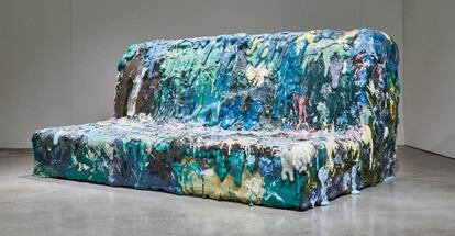 <strong>Siéntese, por favor (no mancha)</strong>. Con capas de pintura derramadas en modo <em>dripping</em>, el coreano Sang Hoon Kim [5] presentó este sofá que se mira y también se usa