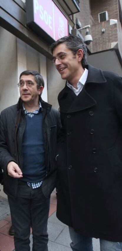 Patxi López y Eduardo Madina, a su salida de la sede del PSOE.