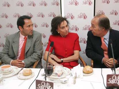César Rincón, Paloma Segrelles (del Club Siglo XXI) y Samuel Flores (de izquierda a derecha).