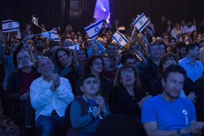 Caras de decepción entre la multitud israelí tras el alunizaje fallido de la nave espacial 'Beresheet', en Tel Aviv, el 11 de abril de 2019.