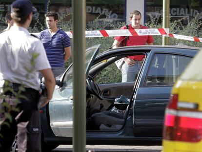 La policía inspecciona el Renault Megane en el que viajaba la mujer fallecida a tiros en Ciudad Lineal.
